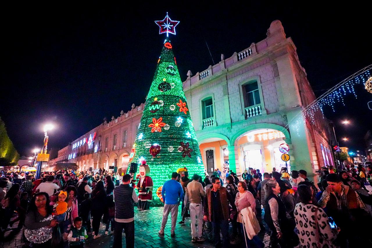 ENCIENDEN ÁRBOL DE NAVIDAD Y NACIMIENTO